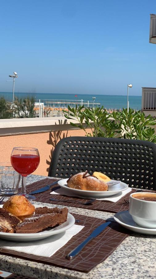 Hotel Alexander Resort Римини Екстериор снимка