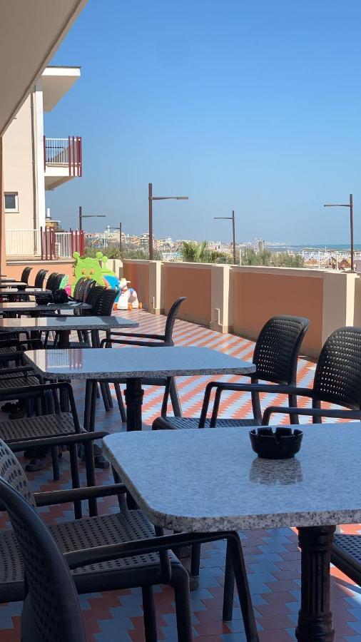 Hotel Alexander Resort Римини Екстериор снимка