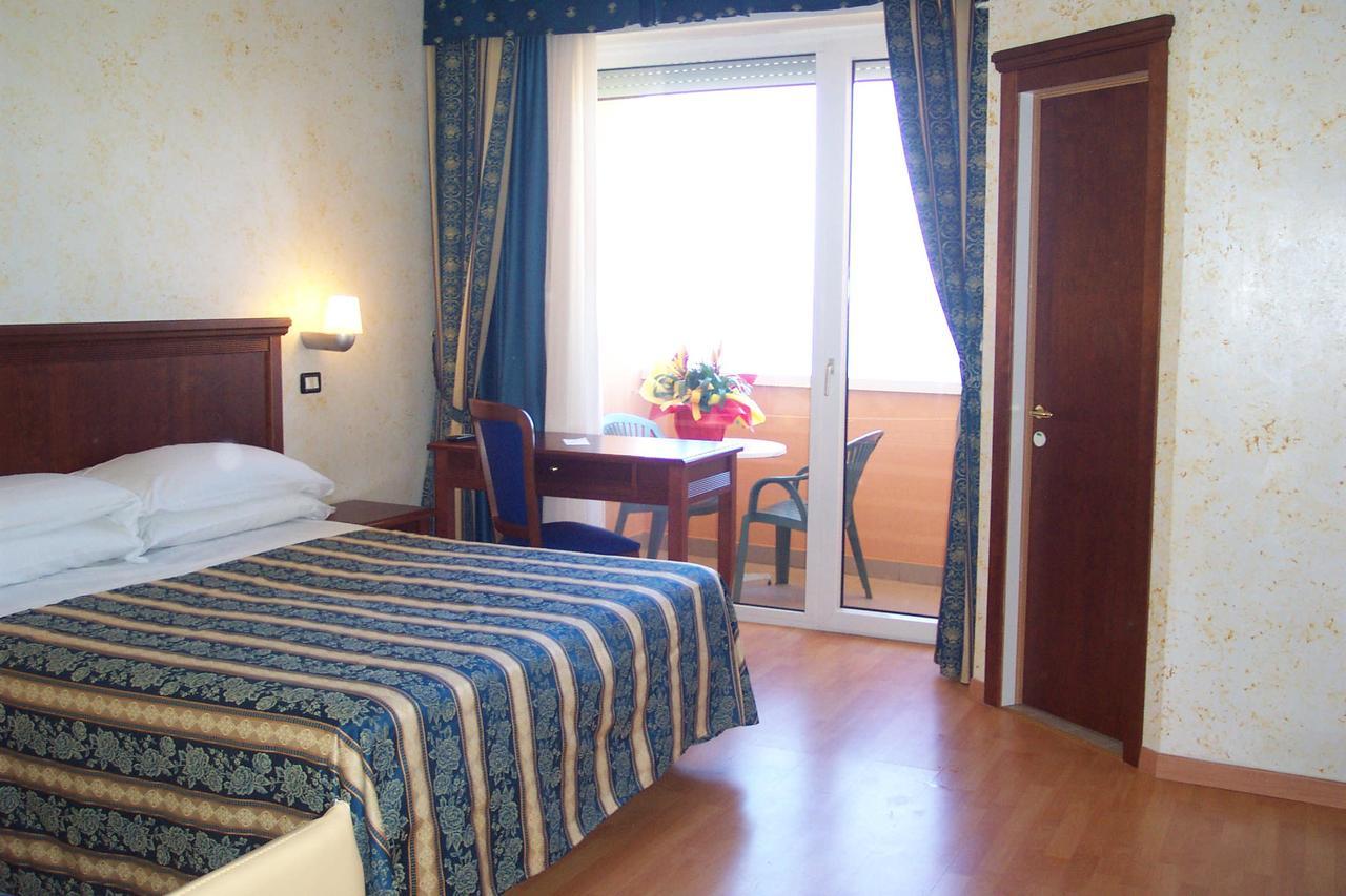 Hotel Alexander Resort Римини Екстериор снимка