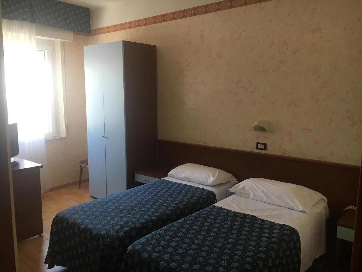 Hotel Alexander Resort Римини Екстериор снимка
