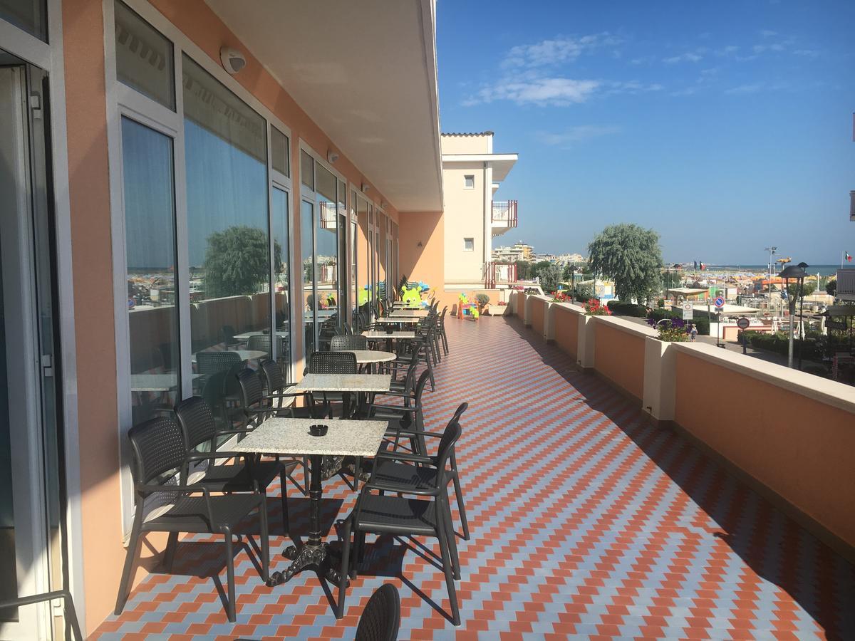 Hotel Alexander Resort Римини Екстериор снимка