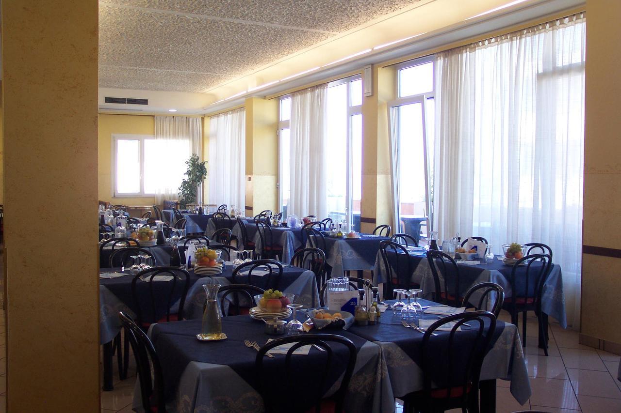 Hotel Alexander Resort Римини Екстериор снимка